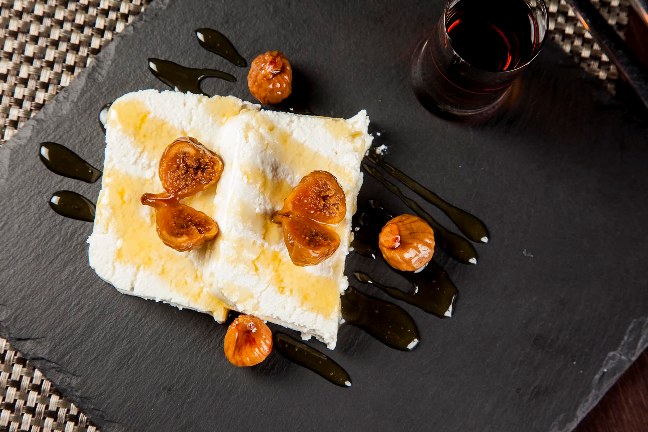 Higos en almíbar con requesón y miel