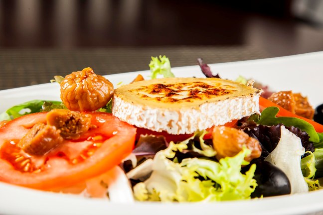 Ensalada de queso de cabra con higos en almíbar